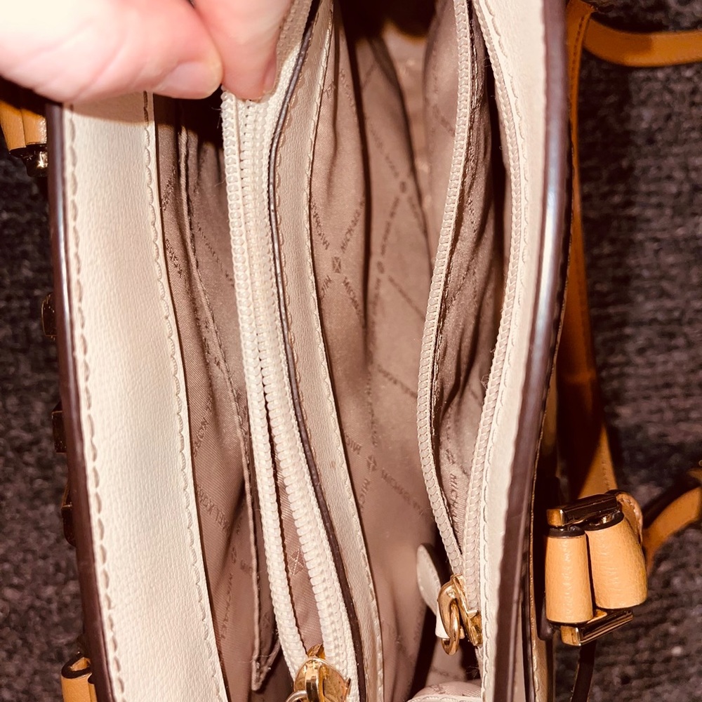 Michael Kors Mott Medium Messenger bag - Picture 6 of 9